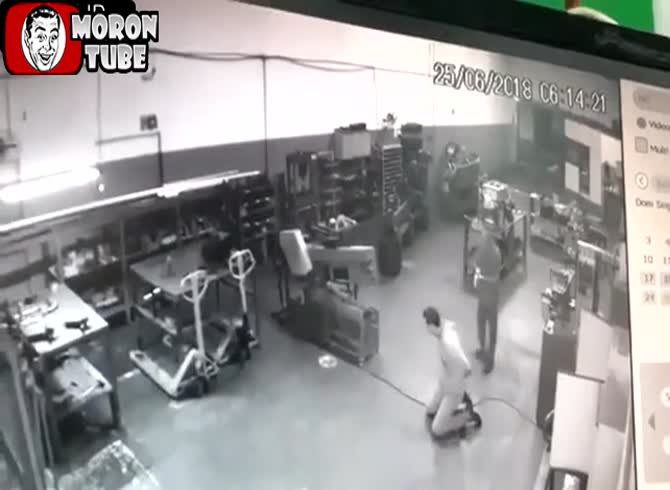 Video :put to death at work for failing to pay his debt (Public Averti)